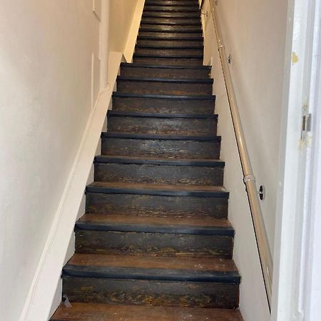 Lovely 1-Bedroom Loft Apartment Above Shop With Free Parking- Long Term Let Available Молдон Экстерьер фото