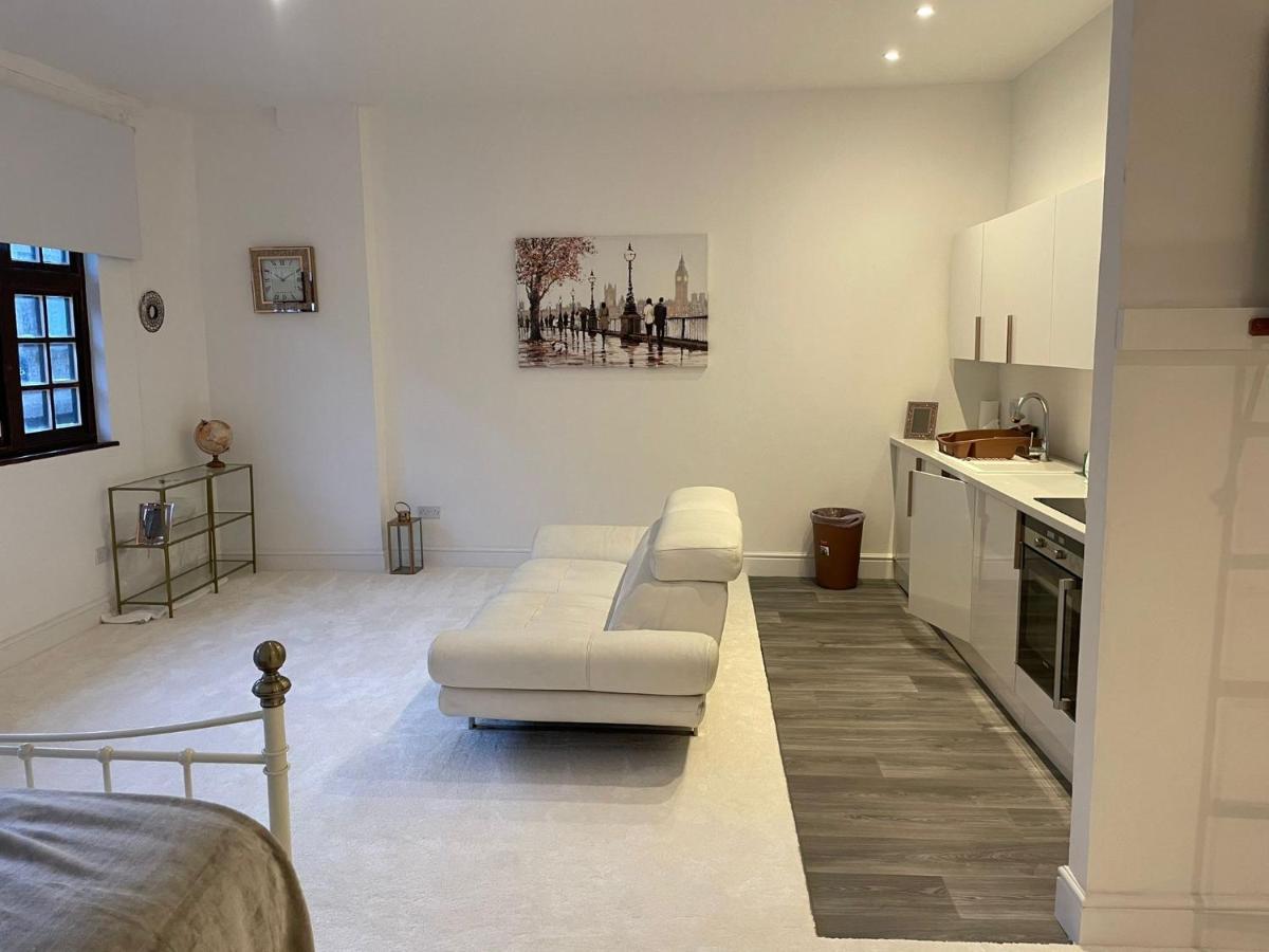 Lovely 1-Bedroom Loft Apartment Above Shop With Free Parking- Long Term Let Available Молдон Экстерьер фото