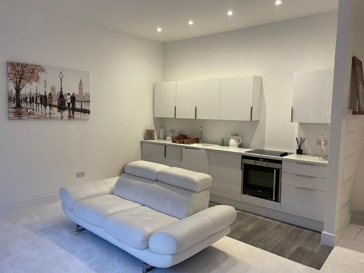 Lovely 1-Bedroom Loft Apartment Above Shop With Free Parking- Long Term Let Available Молдон Экстерьер фото