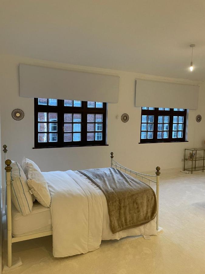Lovely 1-Bedroom Loft Apartment Above Shop With Free Parking- Long Term Let Available Молдон Экстерьер фото