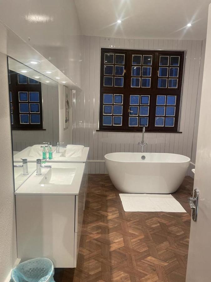 Lovely 1-Bedroom Loft Apartment Above Shop With Free Parking- Long Term Let Available Молдон Экстерьер фото